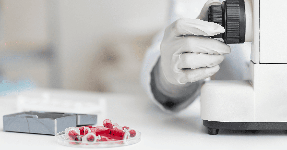 Химик проводит клиническое исследование в МСК. Biocard - перевозки медицинских грузов с температурным режимом по РФ, миру.