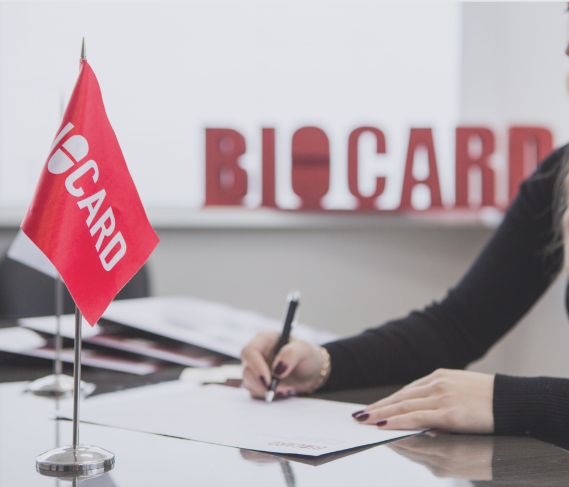 HR-специалист компании составляет список актуальных вакансий Biocard и приглашает на работу водителей-экспедиторов