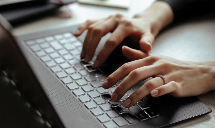 Руки логиста Biocard на клавиатуре ноутбука. Авиа, авто, ЖД перевозки медицинских грузов с температурным режимом по РФ, миру.