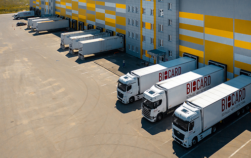 Фуры Biocard на парковке у склада, готовые к перевозке фитосанитарных грузов с температурным режимом по РФ, миру